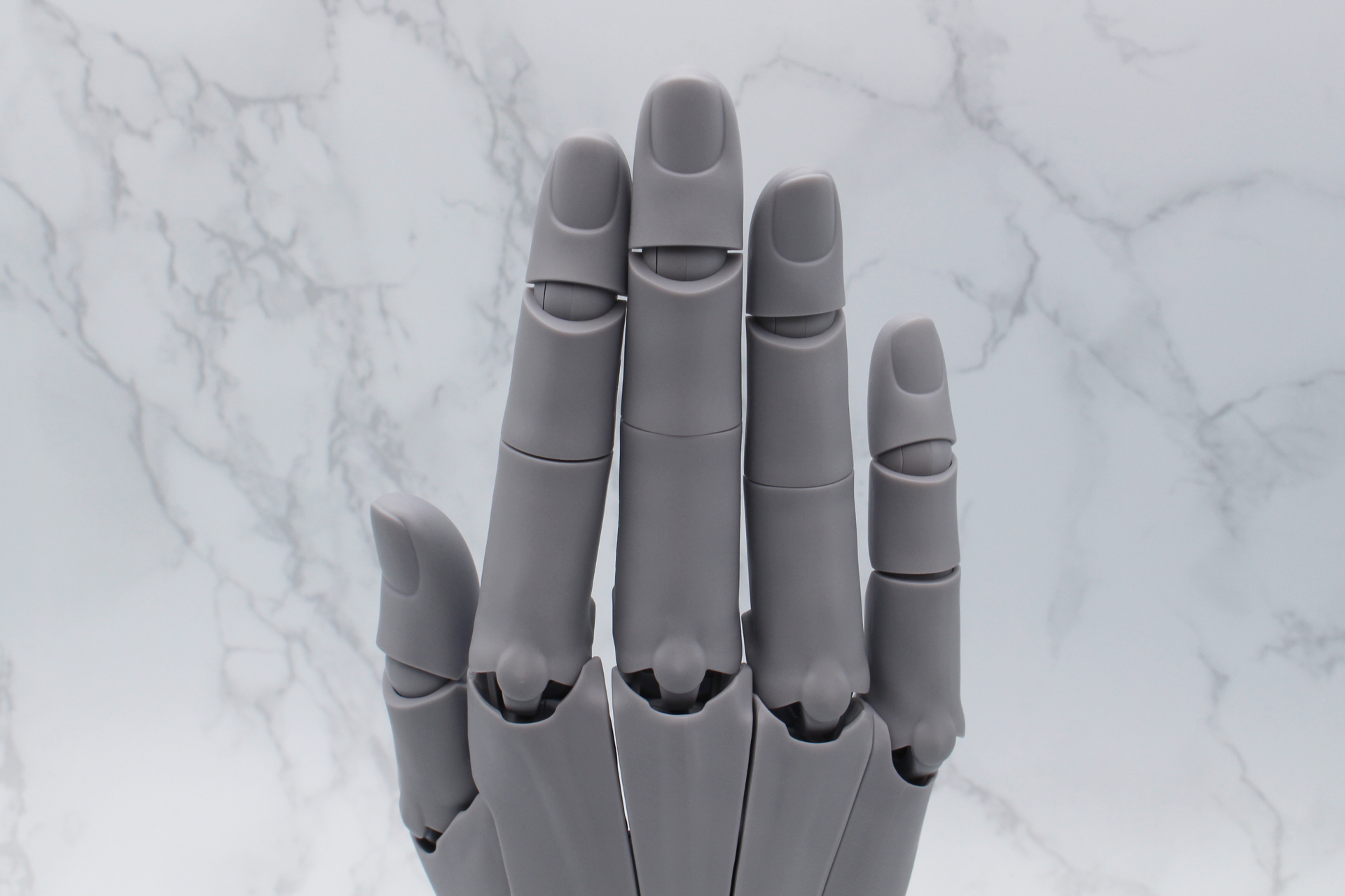 四指は左右にもスイングするので、細かい表情をつけられる