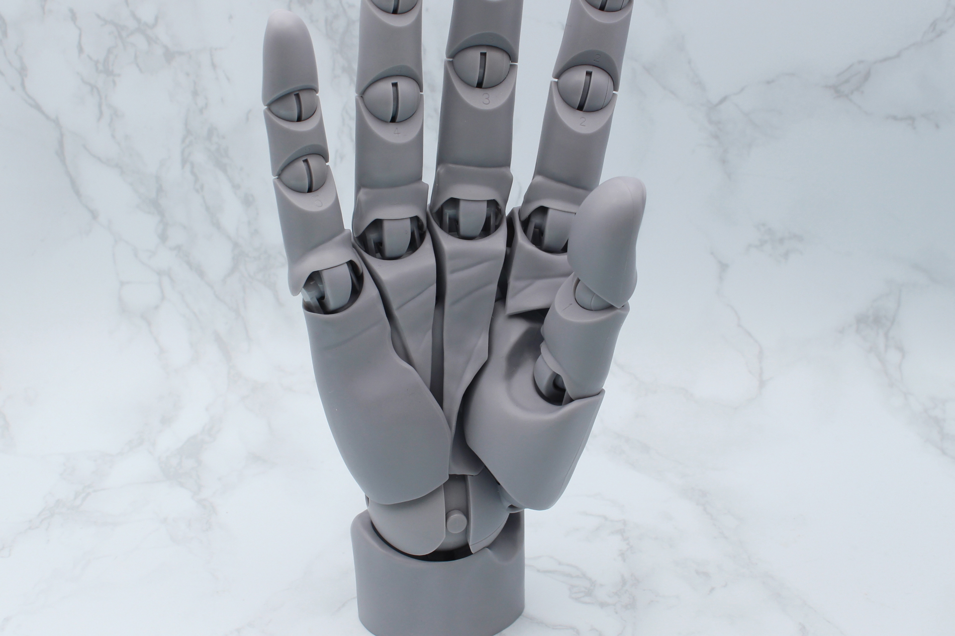 親指の付け根は伸縮するように可動。付け根にある扇形に10mmほど開くスライド関節にも注目