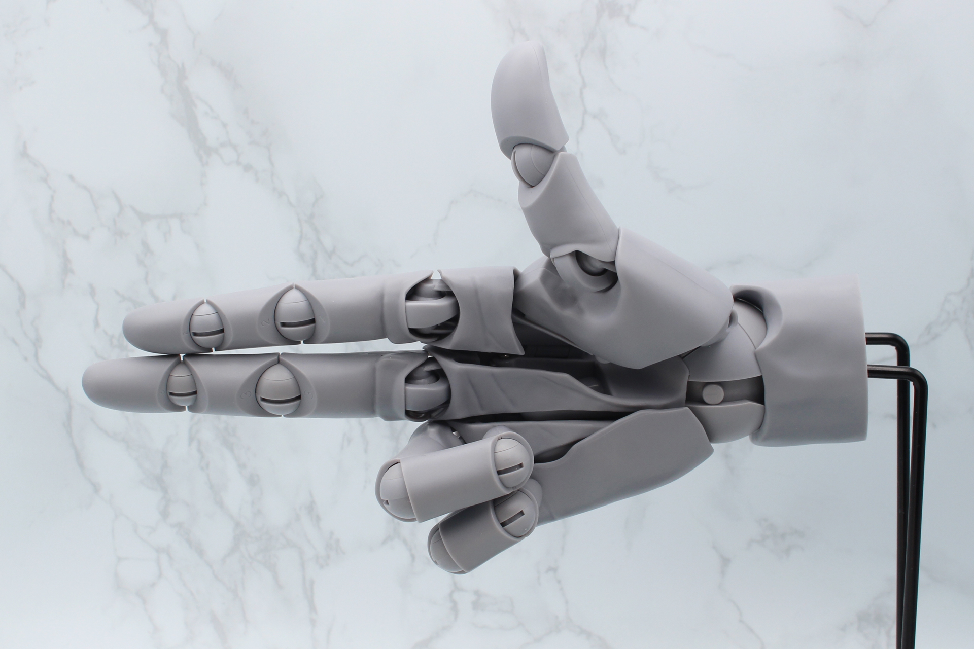 このモデルが発表されたときに一部のゲームファンをざわつかせたという、こんなポーズも思いのままだ。下にフィギュアを置いてみればきっと楽しい