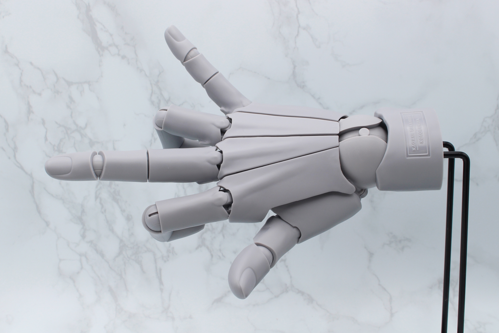 このモデルが発表されたときに一部のゲームファンをざわつかせたという、こんなポーズも思いのままだ。下にフィギュアを置いてみればきっと楽しい