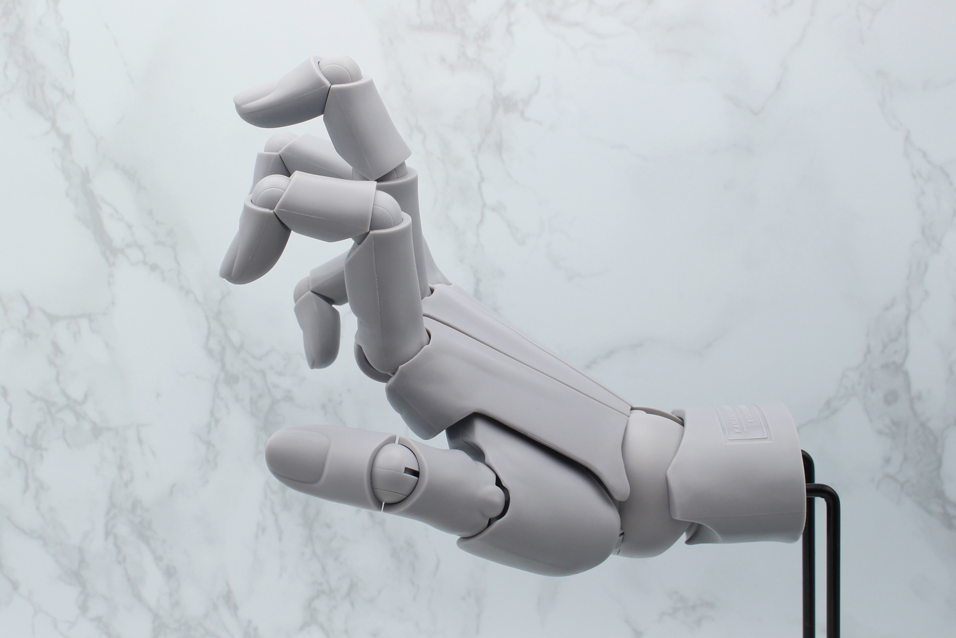 このモデルが発表されたときに一部のゲームファンをざわつかせたという、こんなポーズも思いのままだ。下にフィギュアを置いてみればきっと楽しい