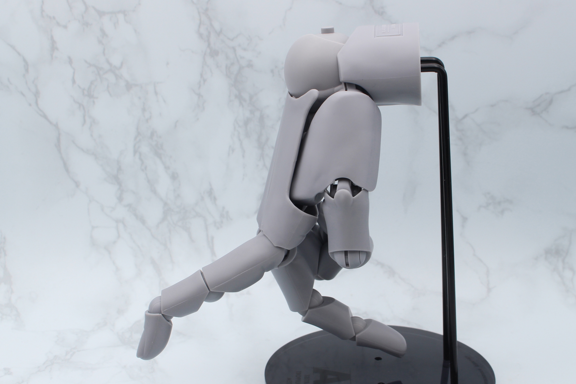 このモデルが発表されたときに一部のゲームファンをざわつかせたという、こんなポーズも思いのままだ。下にフィギュアを置いてみればきっと楽しい