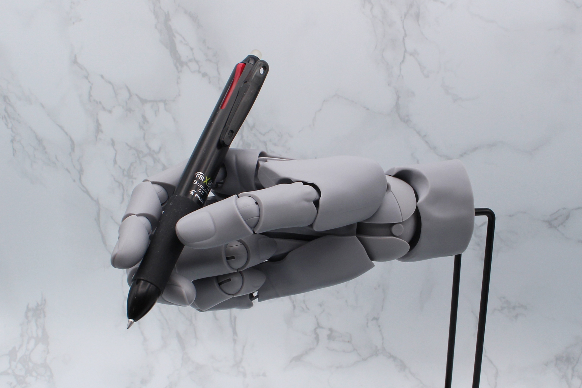 ハンドモデルとしても優秀だが、表面が滑らかなので、物を持たせるのは苦手。ペンなら軽いものかゴムの滑り止めがあるものがいい