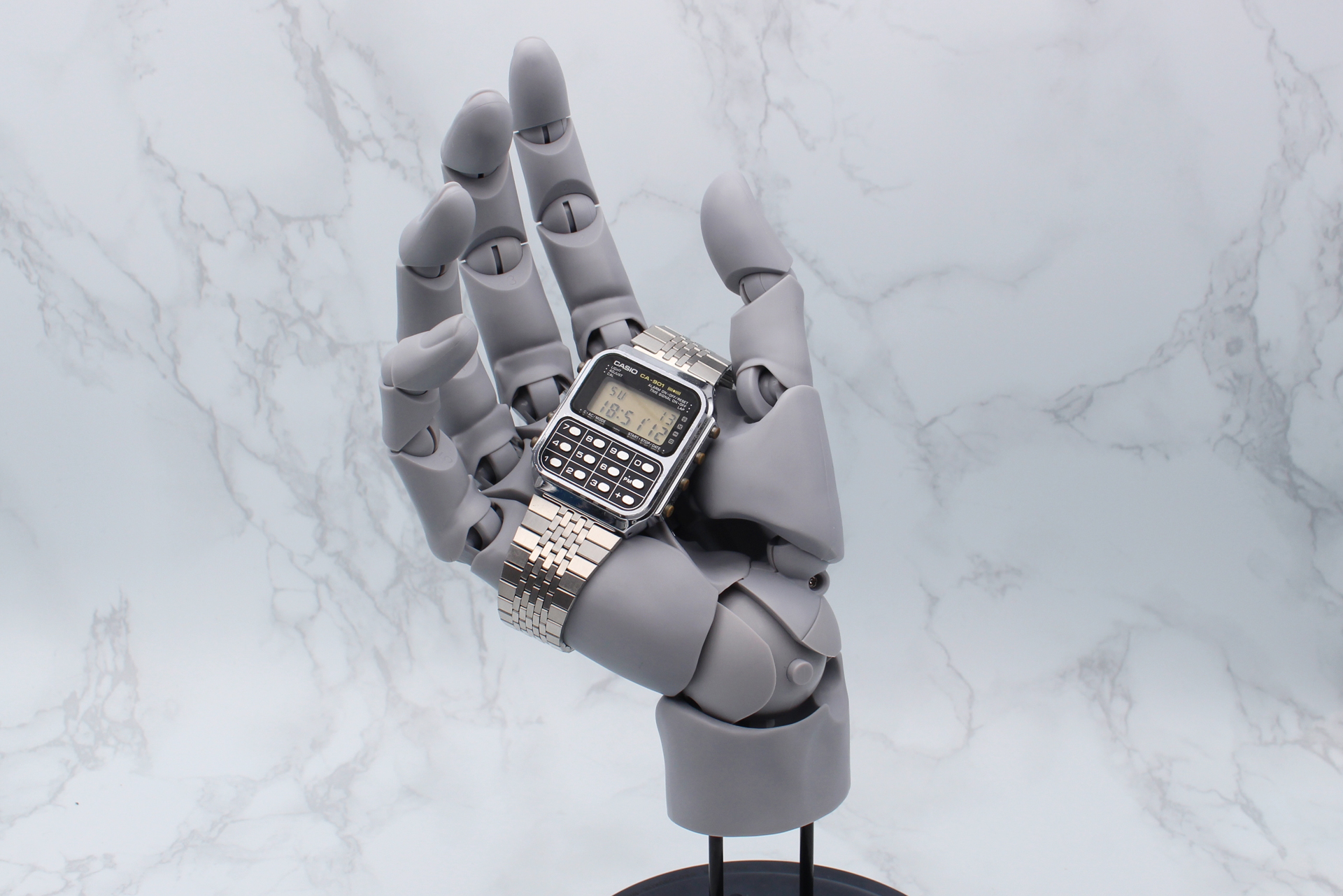 時計など、引っかけるスタイルなら飾るのも楽だ。重量のあるものはお勧めしない