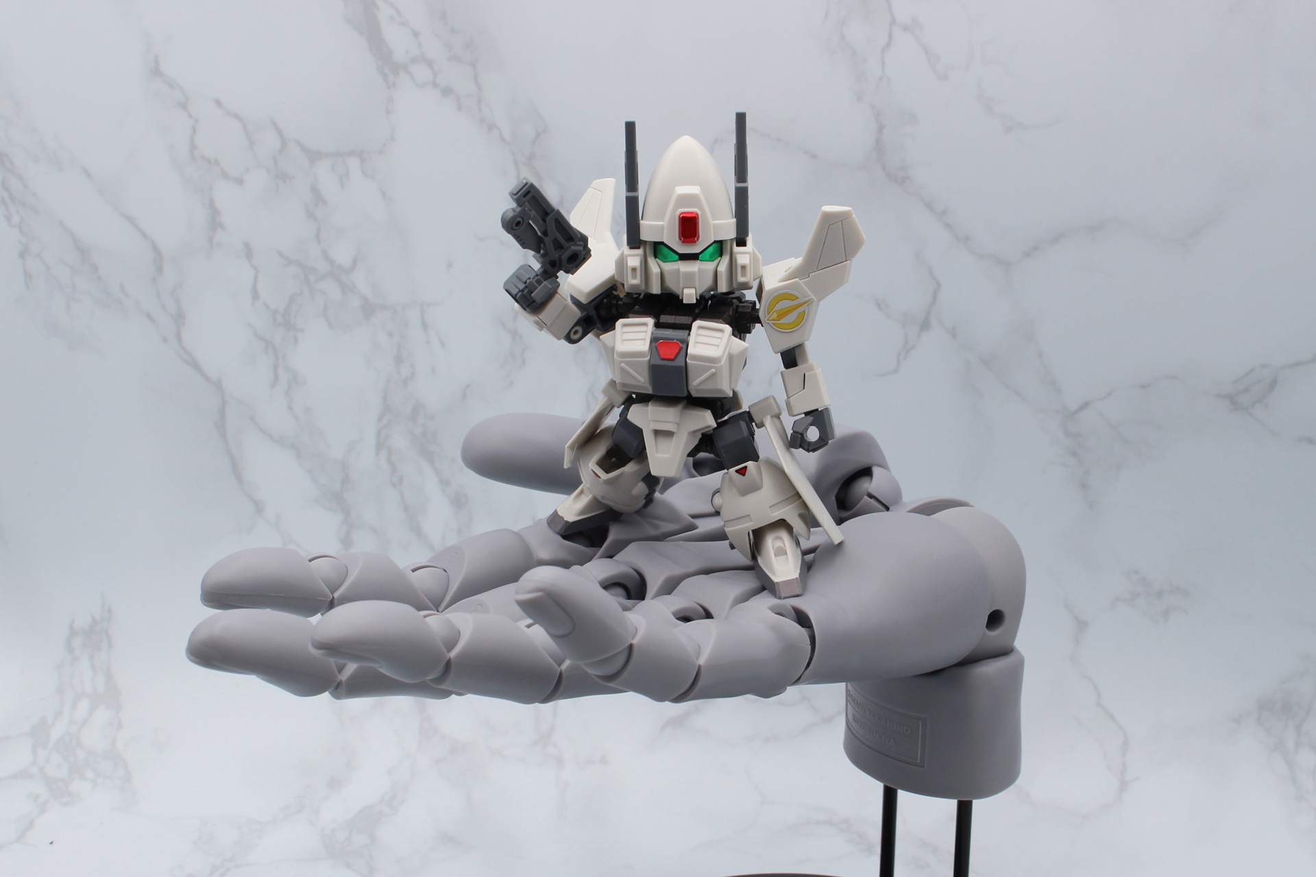 フィギュアを置いてみた例。こちらも軽いものを推奨。アクスタなんかもいいかも