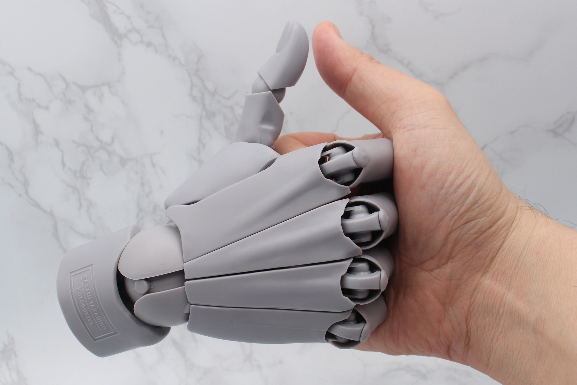 1/1スケールなので、実物の手を絡めた遊びもできるだろう
