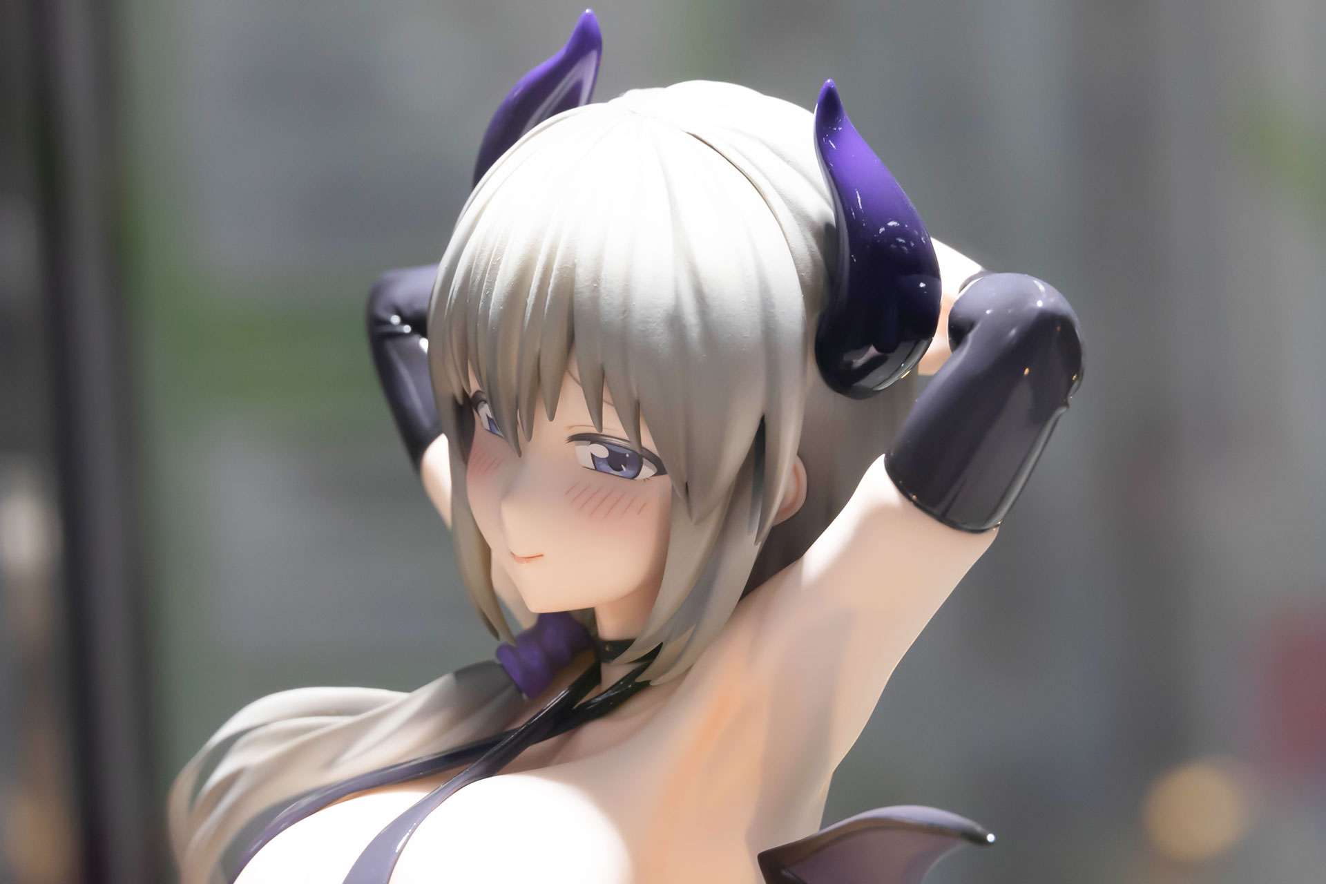 頭に付けた紫色のツノは光沢感のある彩色が施されている