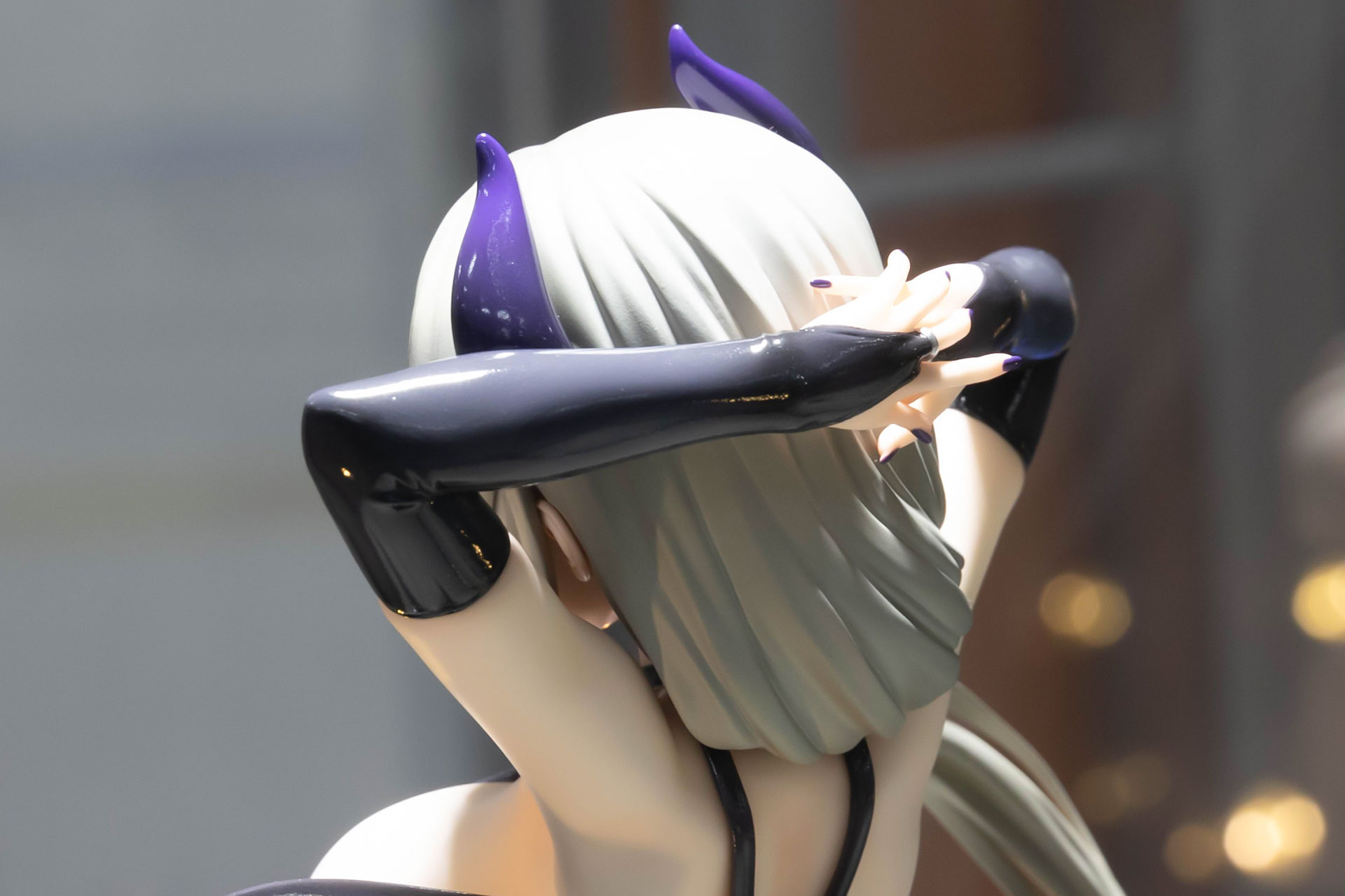 腕に身に付けている衣装は、フィンガーループで中指を通したようなデザインだ