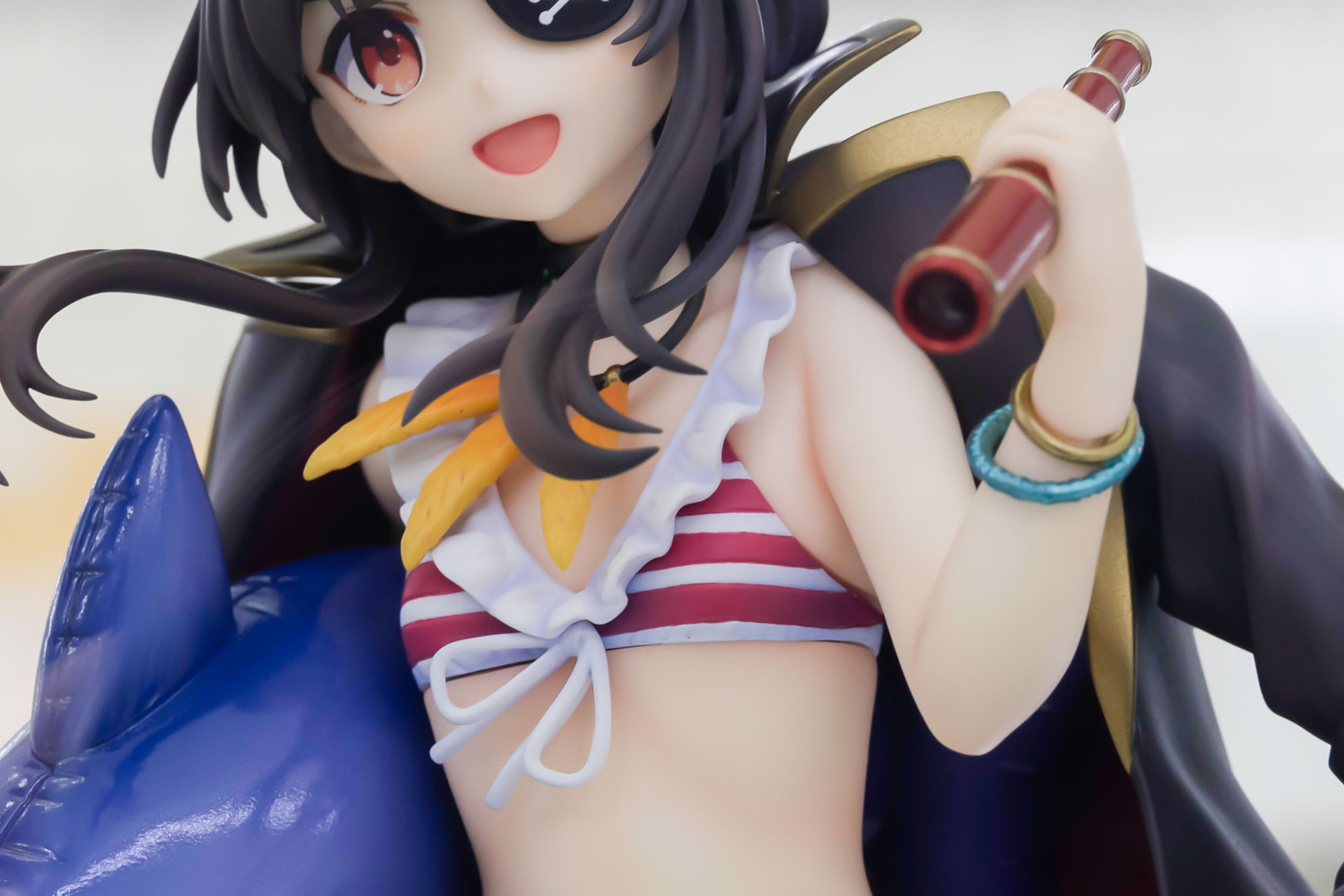 白と赤のビキニ姿もかわいらしい