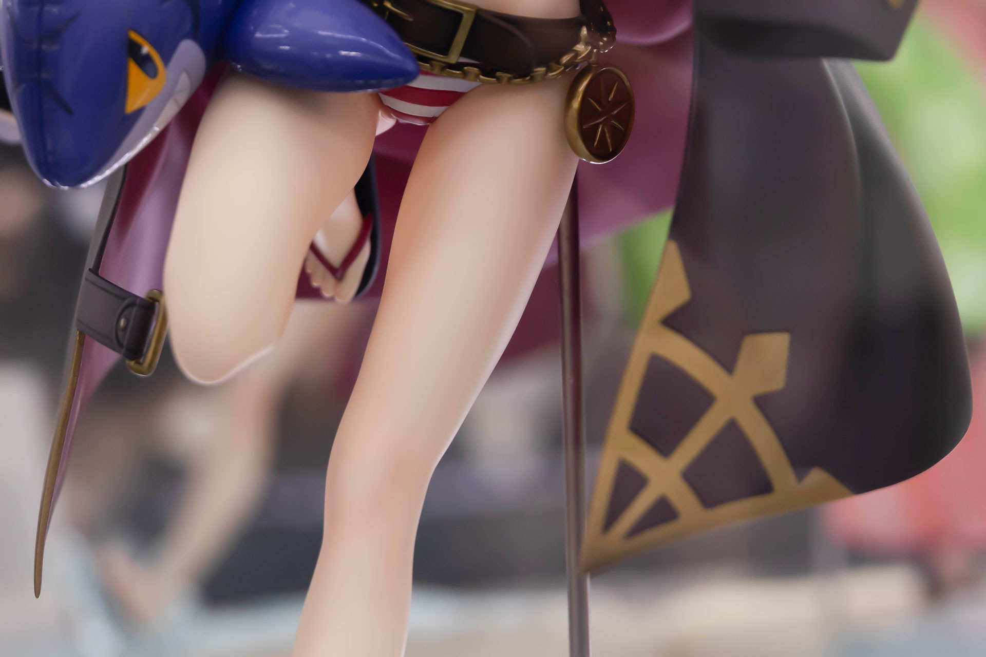 スラリと伸びた綺麗な脚もこの通り！