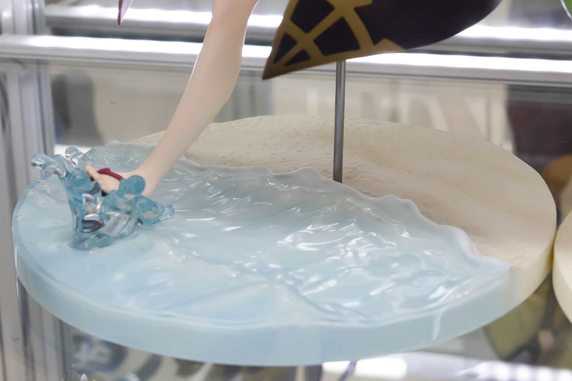 足元に波が押し寄せているような表現になっている