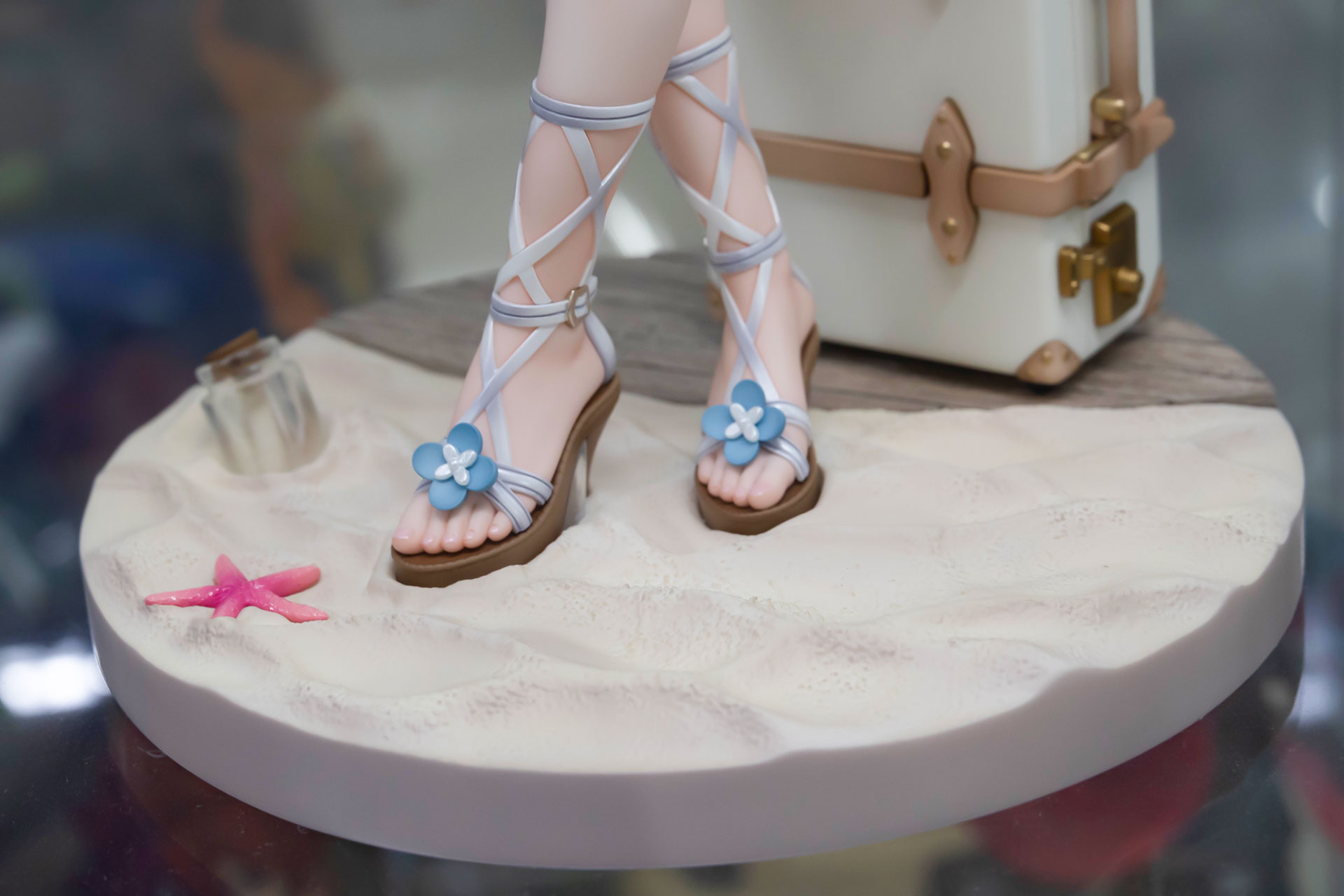 台座部分は、夏のビーチを思わせる砂浜のようなスタイルだ