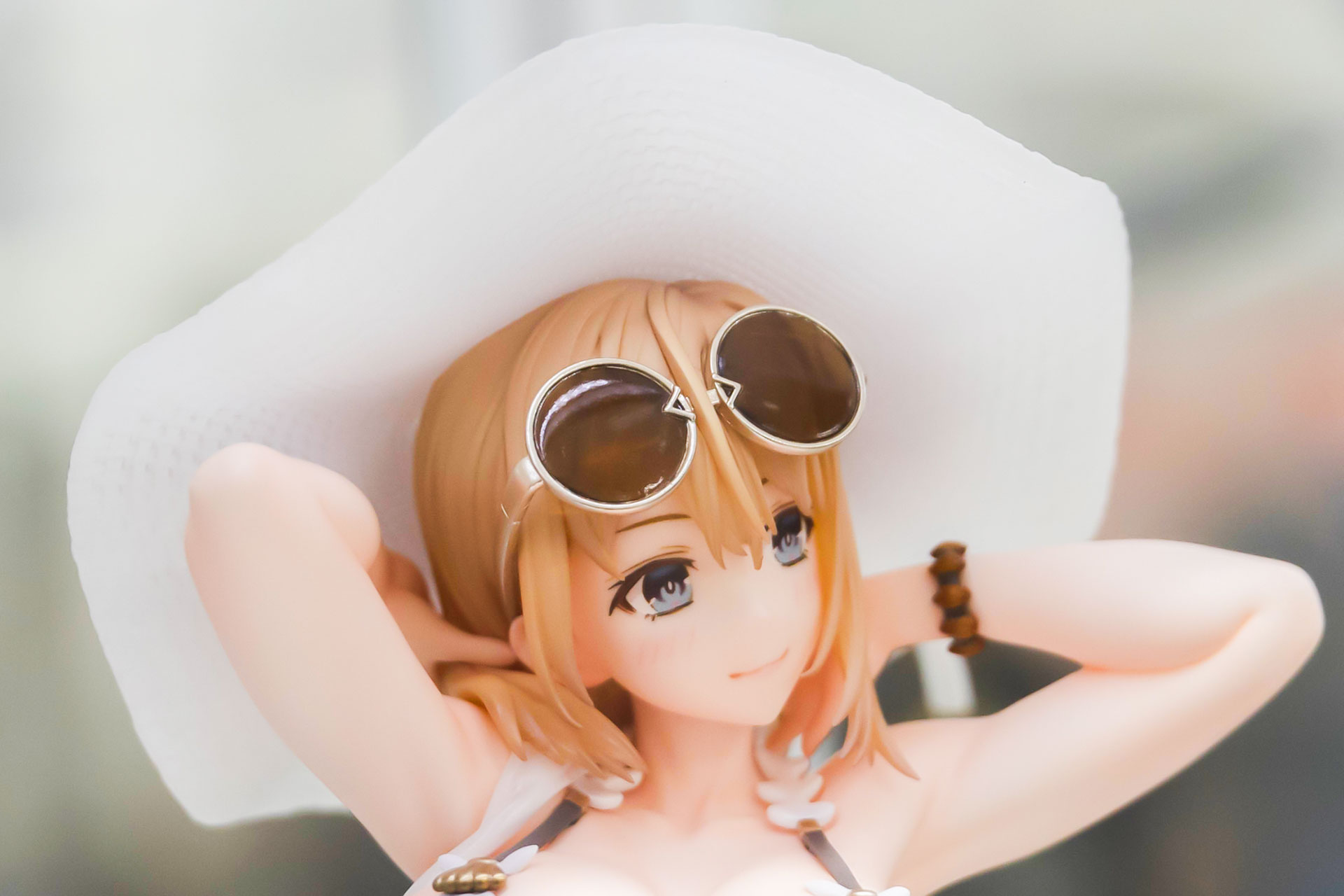 帽子の紐が風になびいているような形になっている