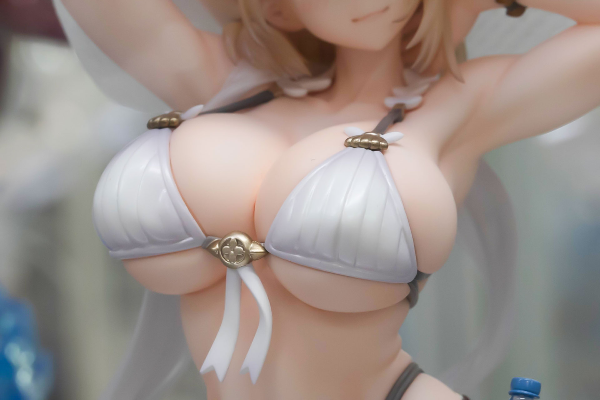 大きすぎるバストについつい目が奪われる