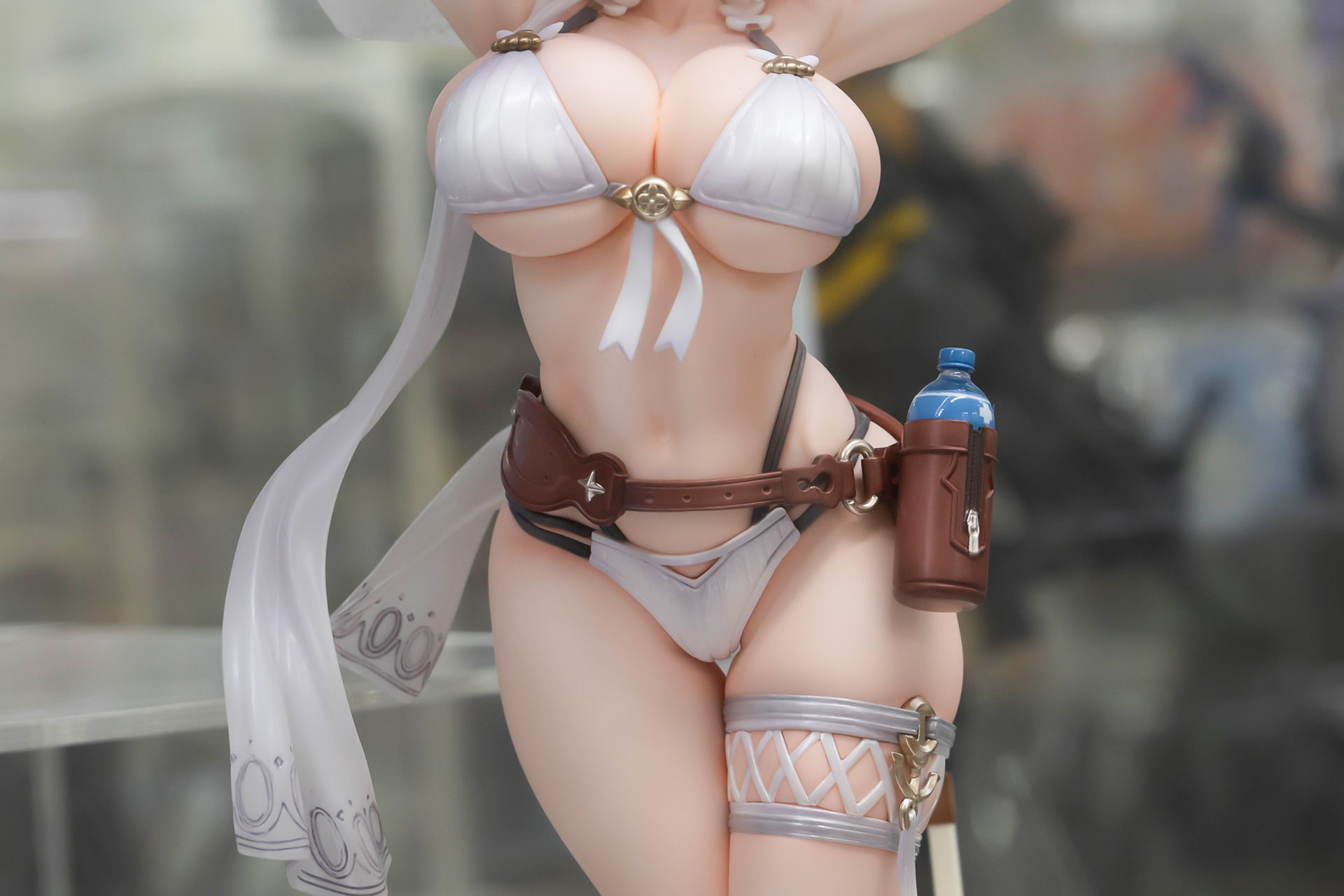 クリアパーツを採用することで、ふんわりとしたスカーフの雰囲気を再現している