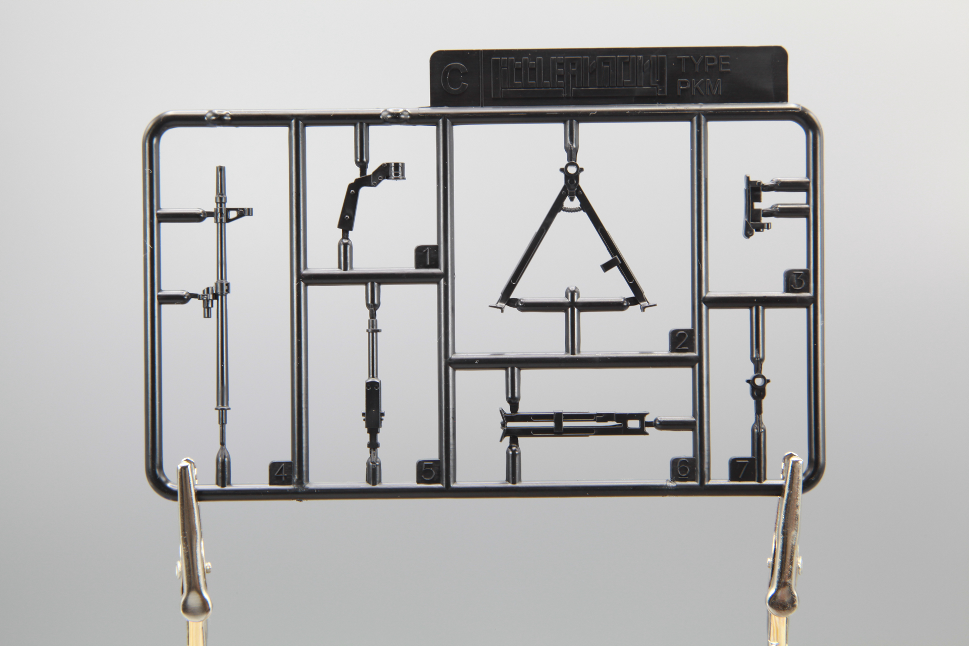 マシンガンの銃身やスコープ、グリップなどを表現するCランナー