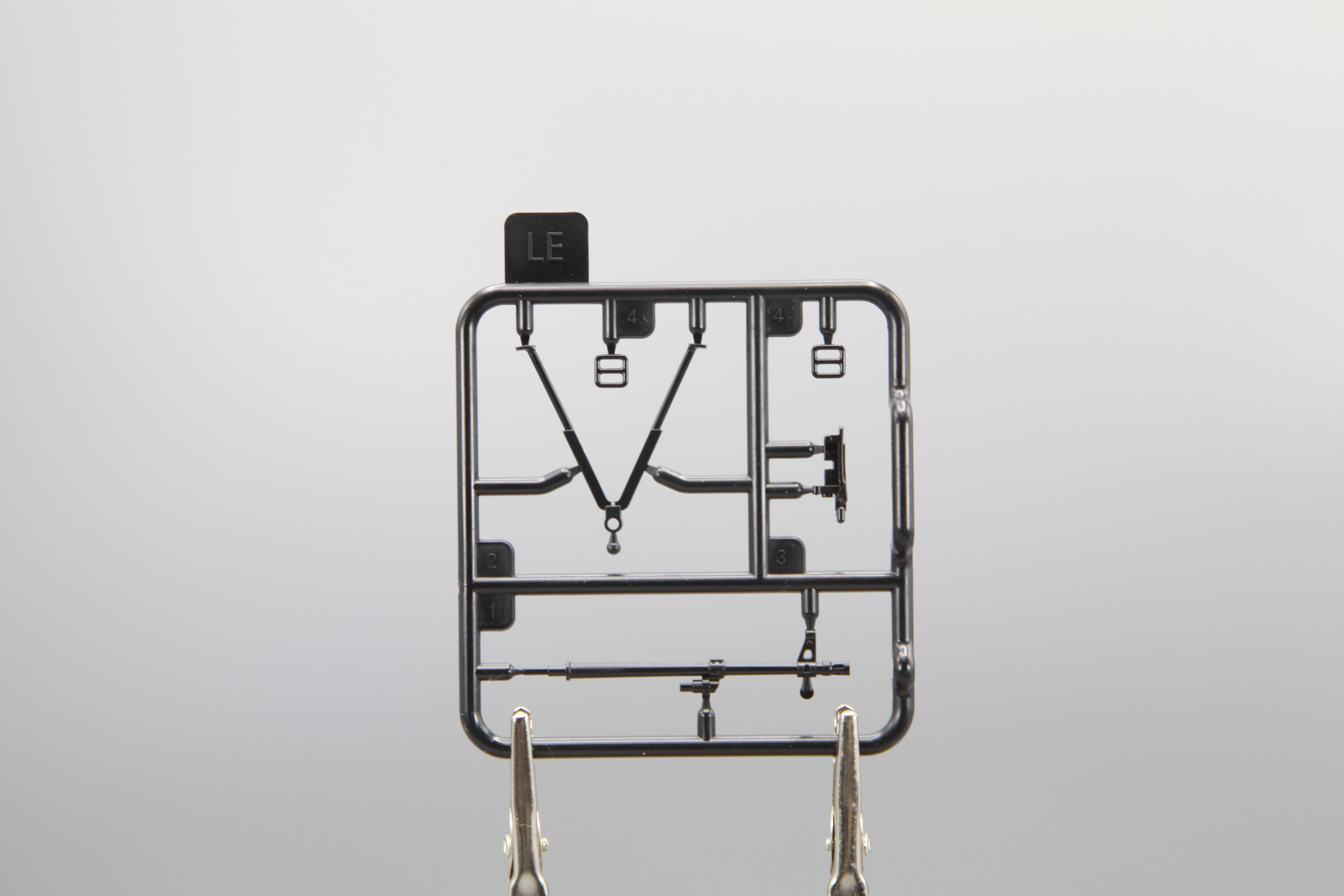 マシンガンの銃身の一部やバイポッドを表現するLEランナー