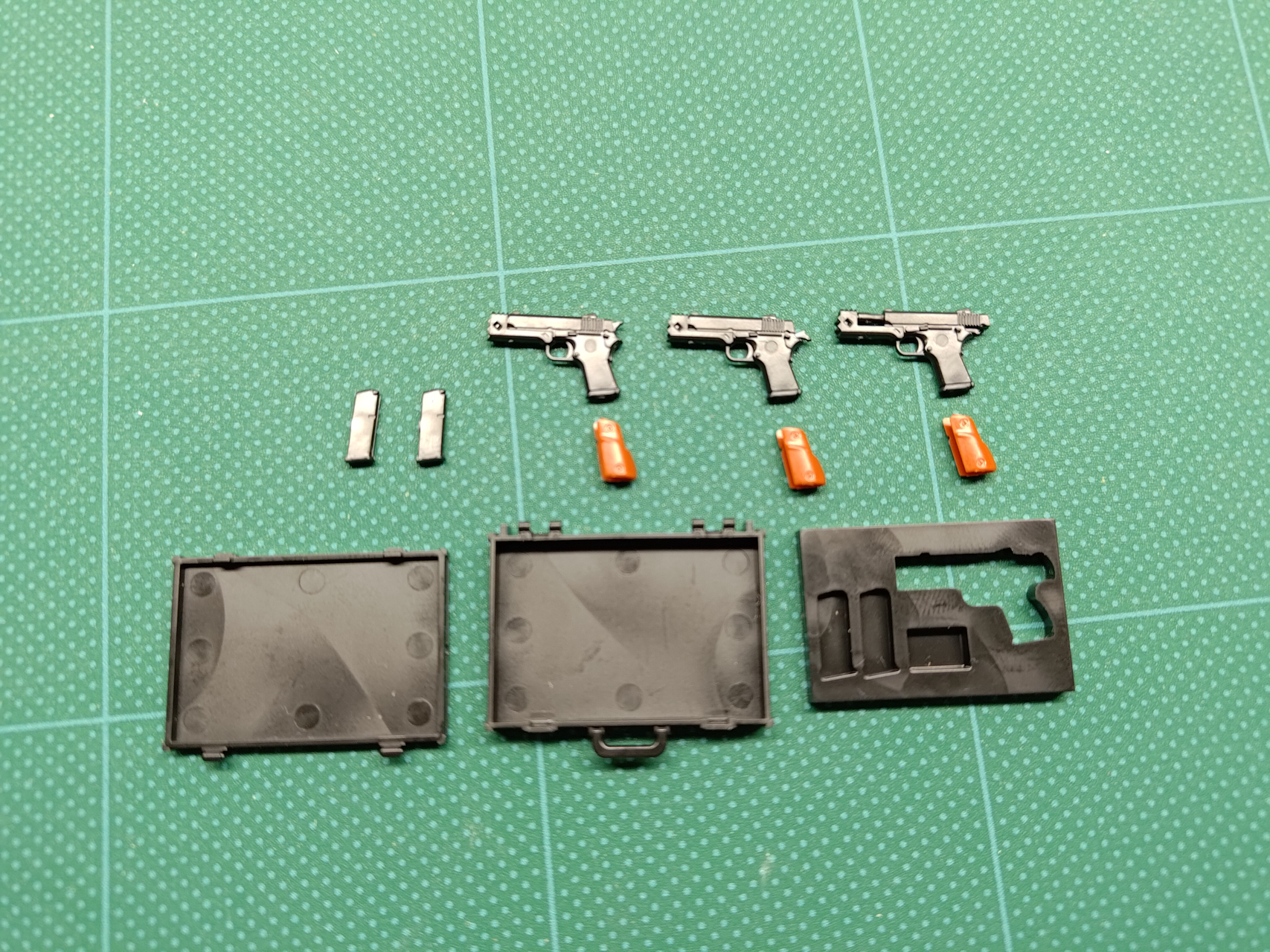 千束Verのハンドガンとガンケースのパーツ構成