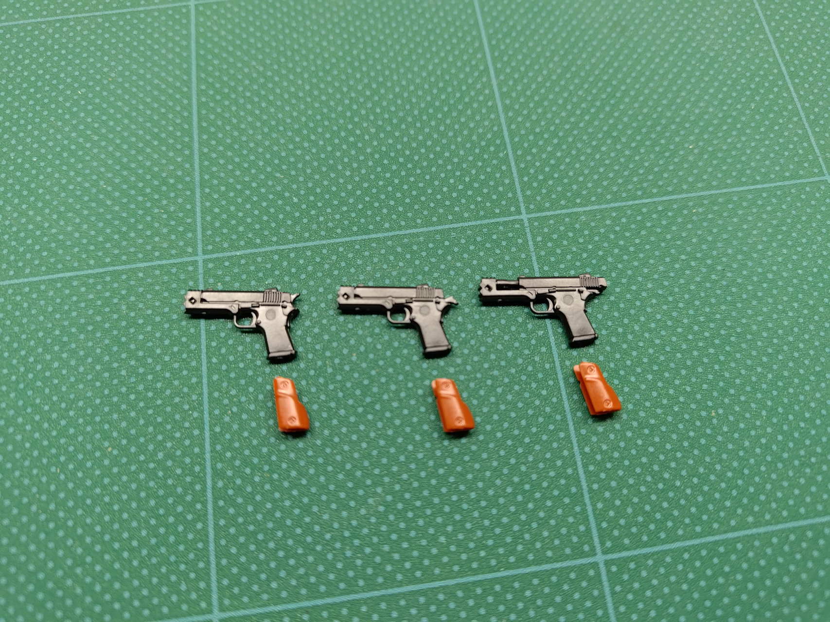 ハンドガンは通常状態・ハンマーを起こした状態・スライドが後退した状態の3種類が付属