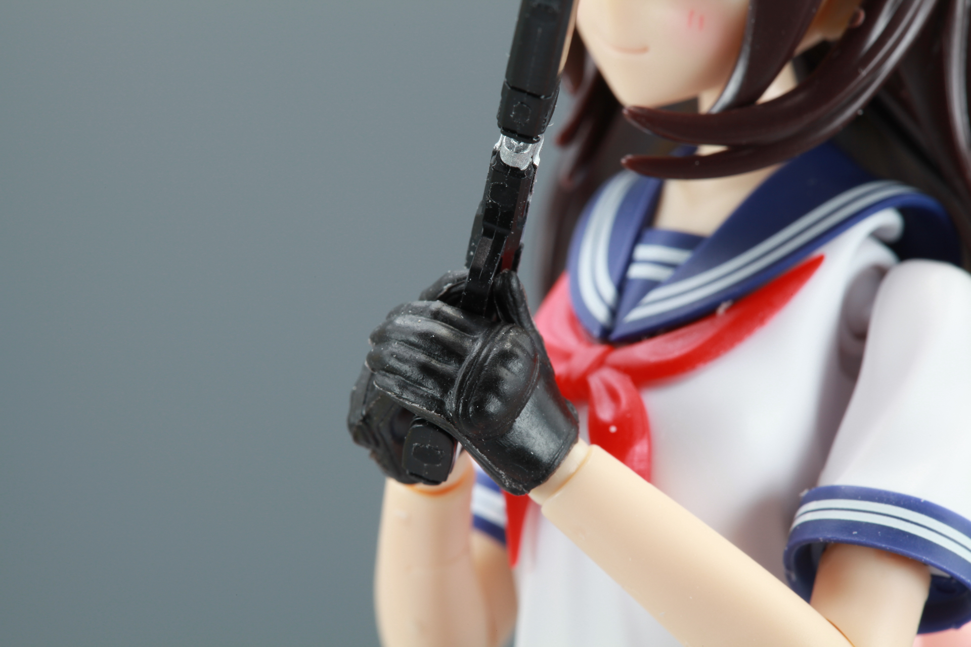 ハンドガンのグリップを包み込むように保持する