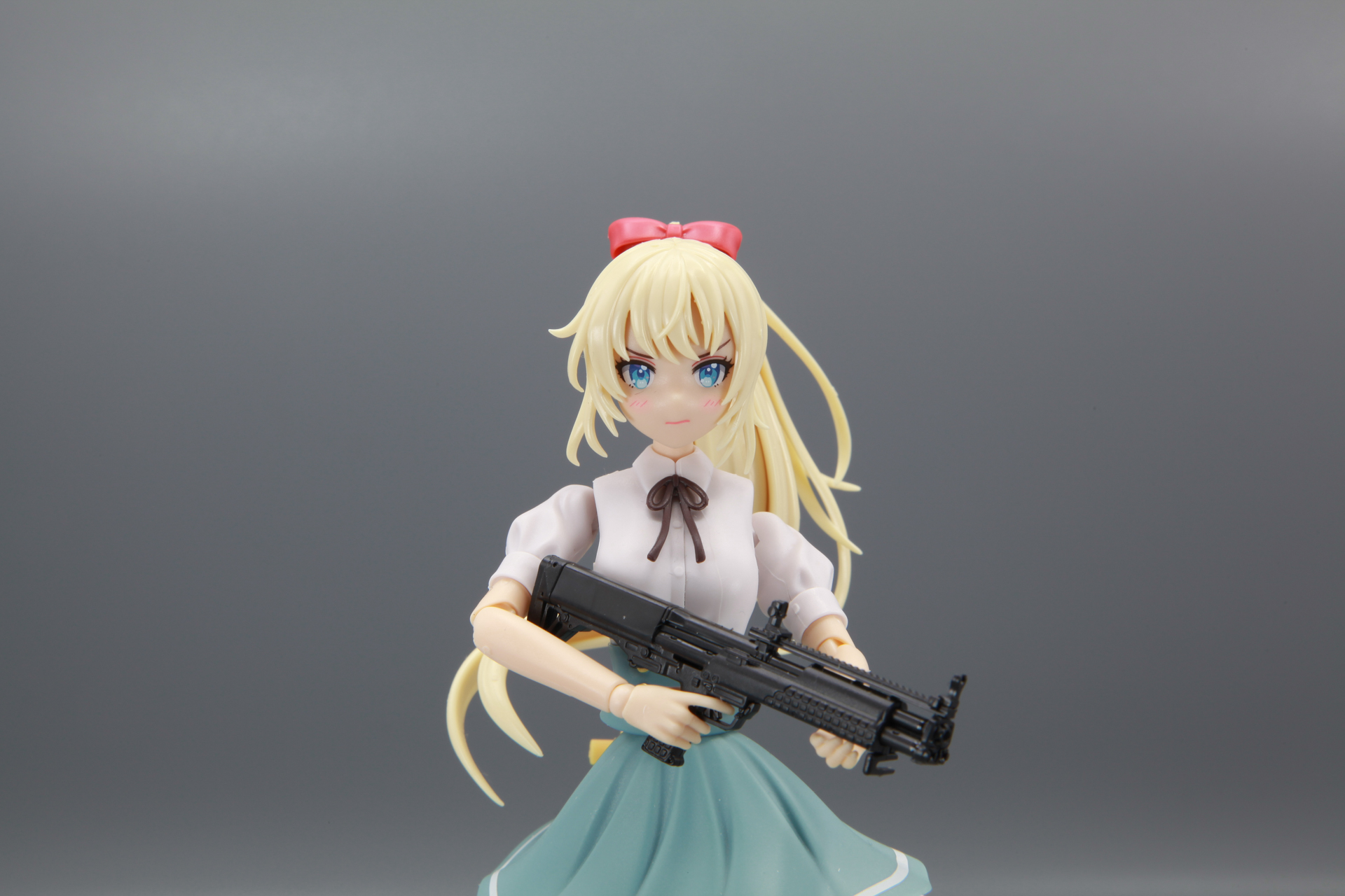 「ハンドガードを支える手」でフォアエンドをしっかり保持した自然な姿勢に