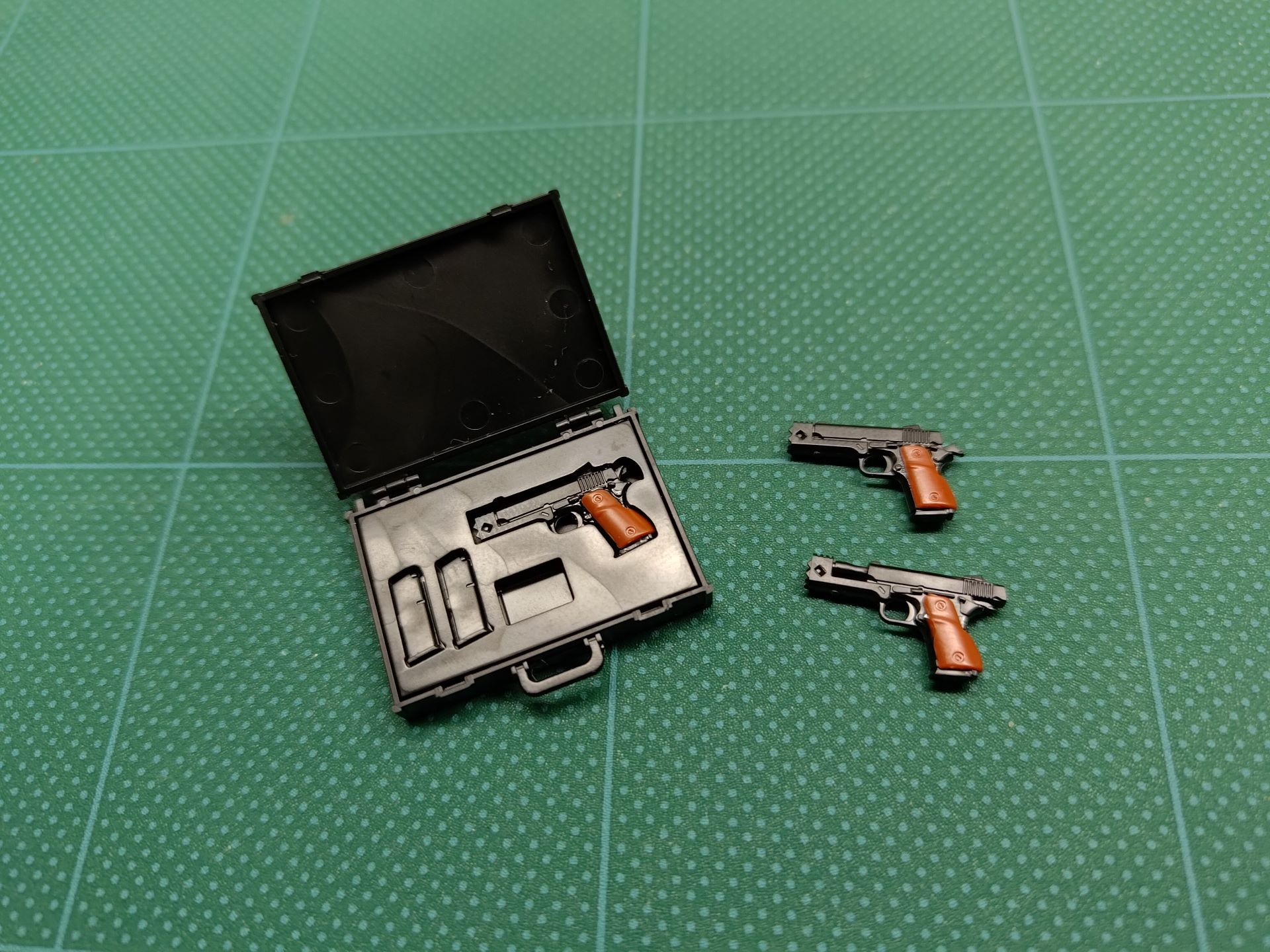 ガンケースには通常状態・ハンマーを起こした状態のハンドガンを収納することができるほか、マガジンも収納可能