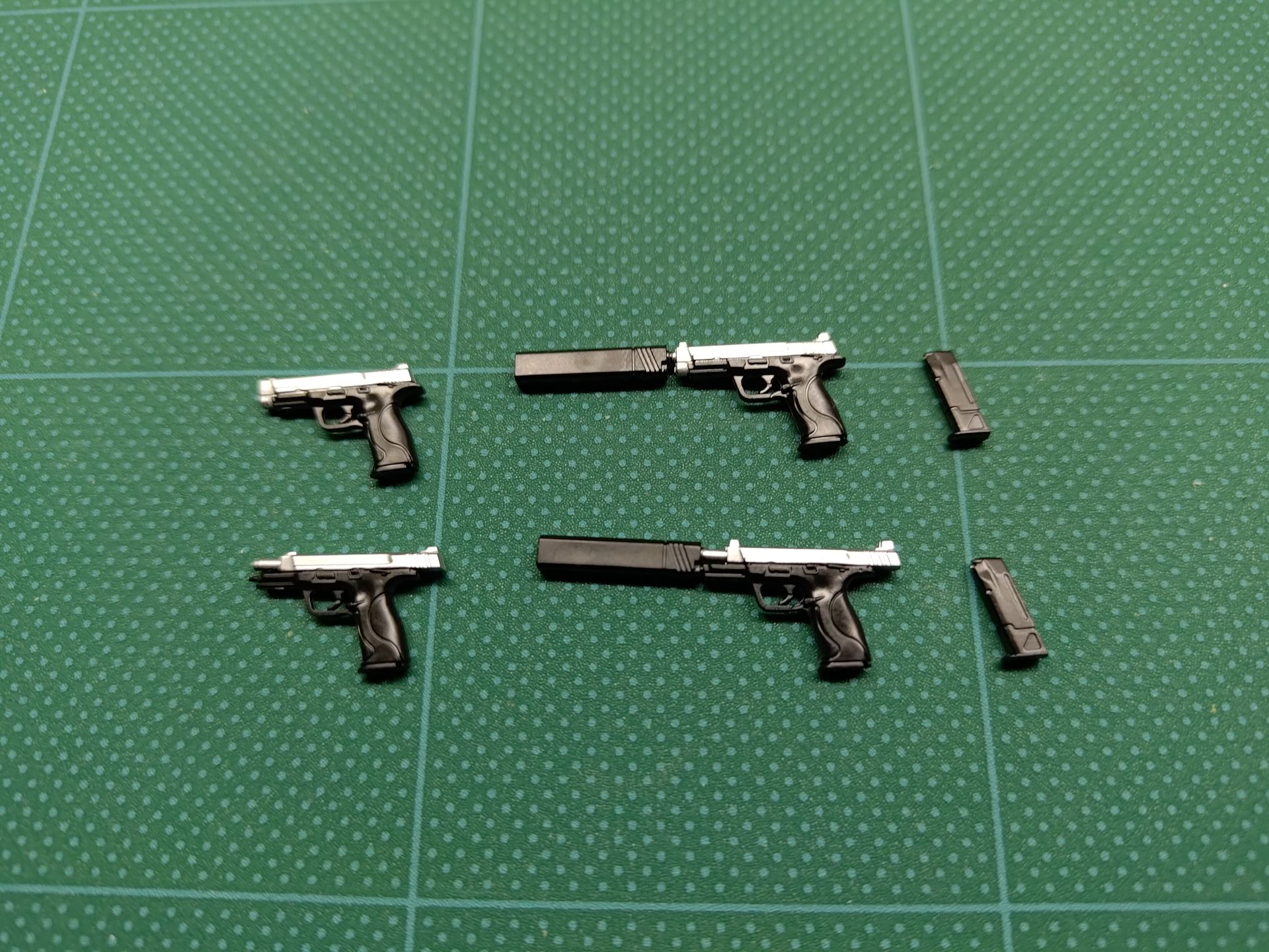 たきなVerのハンドガンとマガジン。ハンドガンはサプレッサーの有無と通常状態・スライドが後退した状態で計4種類が用意されている