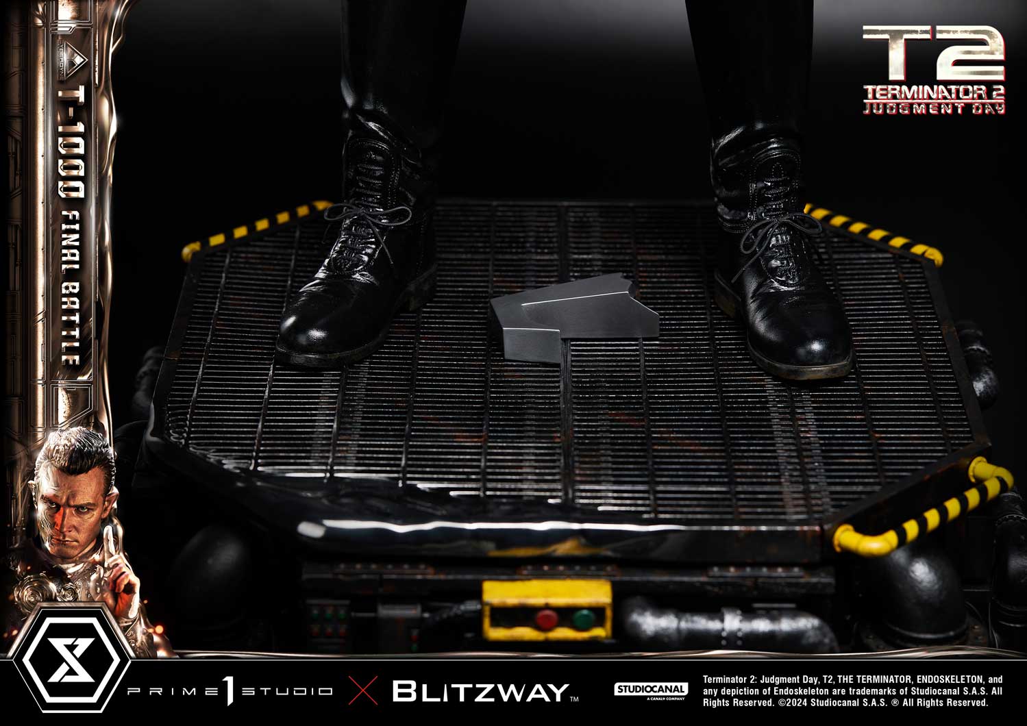 壊れたフックアームが転がる特製ベースも、決戦の舞台である製鉄所をイメージ