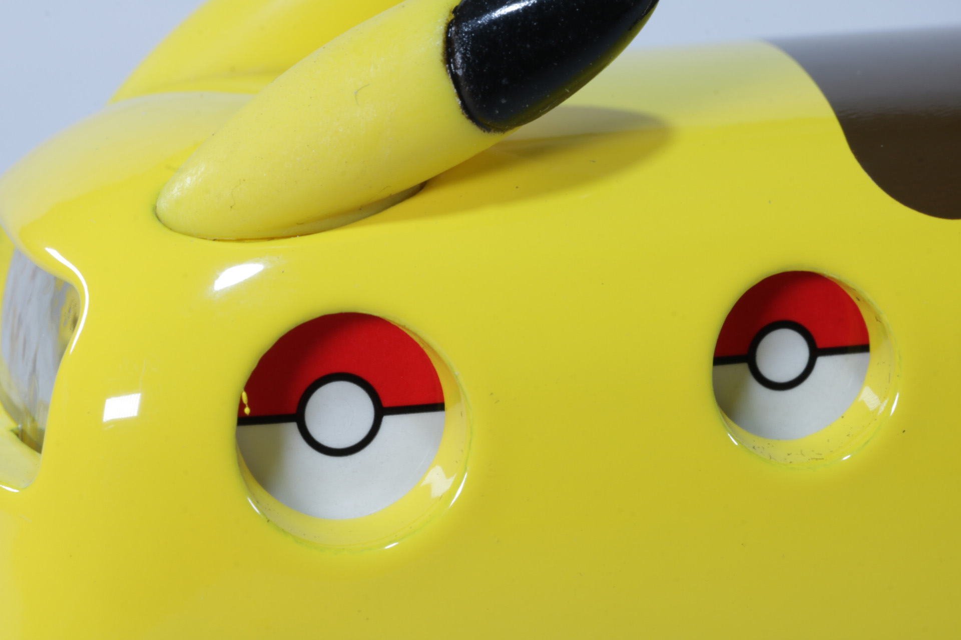 窓は丸いモンスターボールデザイン