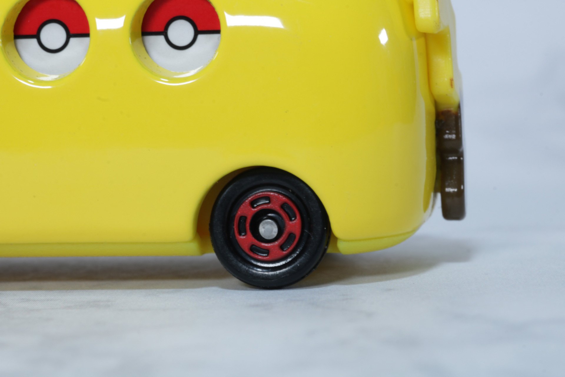 タイヤも細かく色分け造形されている