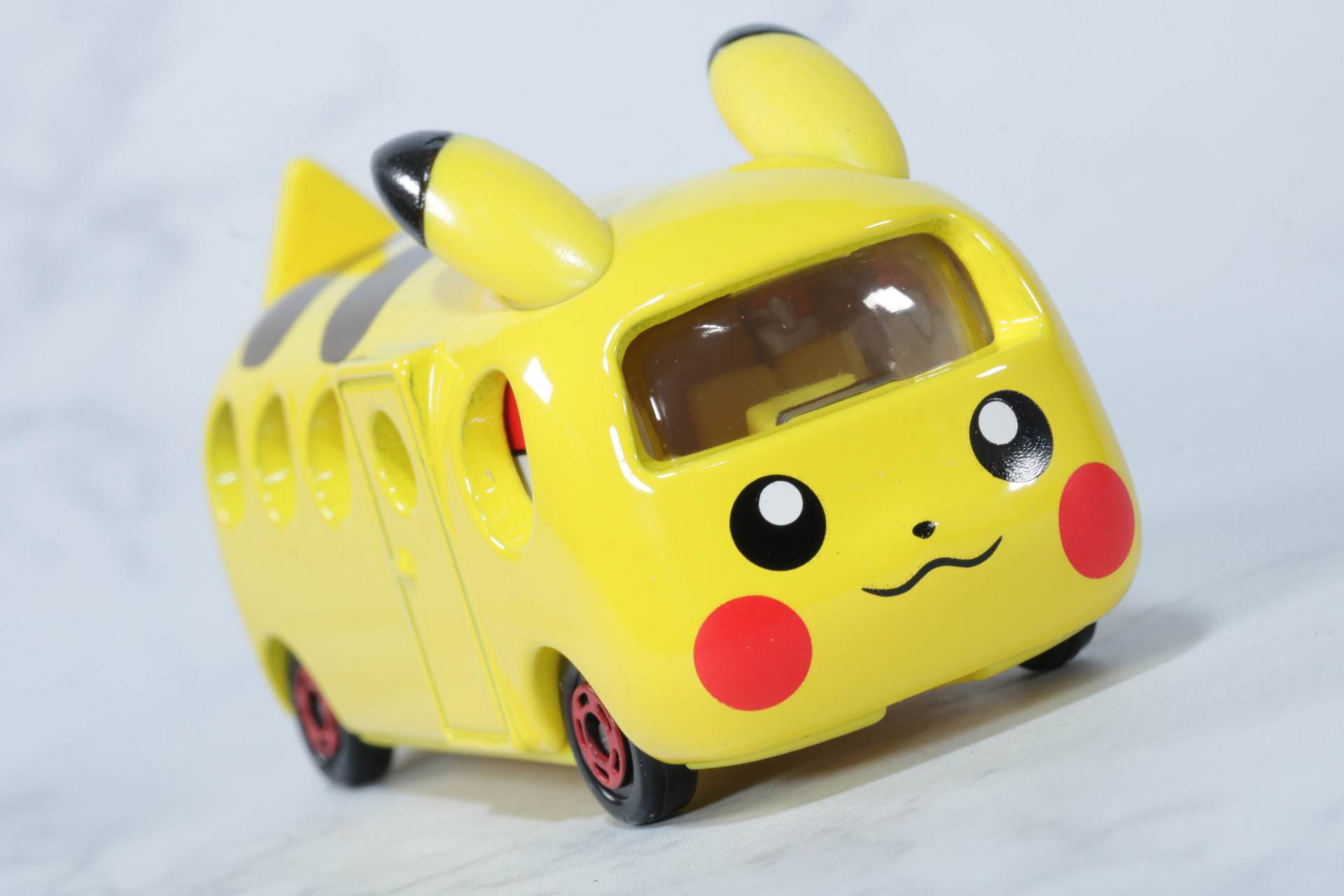 可愛らしいピカチュウの顔が目印のどこいこっカーが世界を巡る