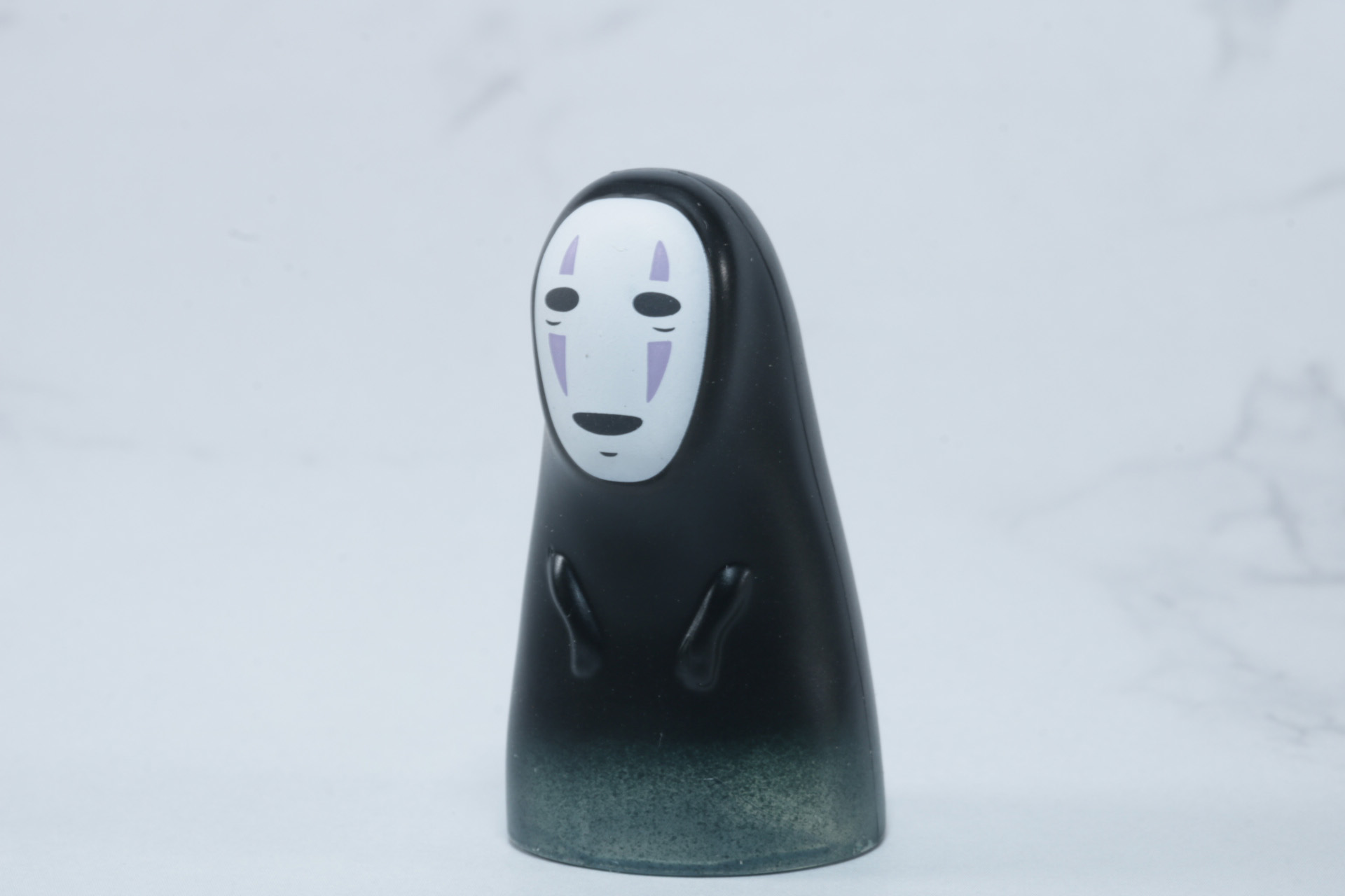 カオナシ人形は劇中の影法師のような透明感が再現され、足元は透けている