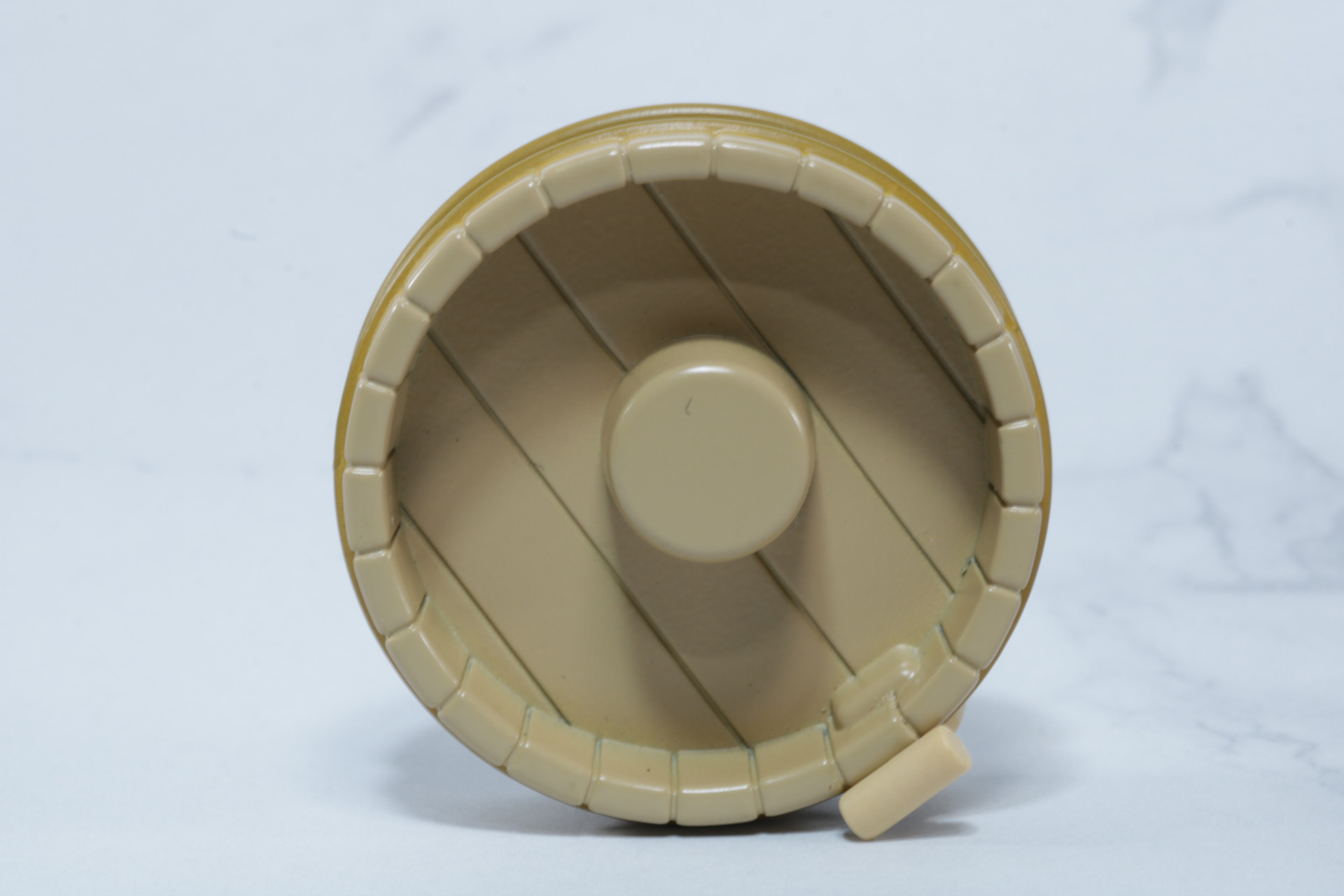 タライ船の中にはカオナシ人形を固定する軸がある