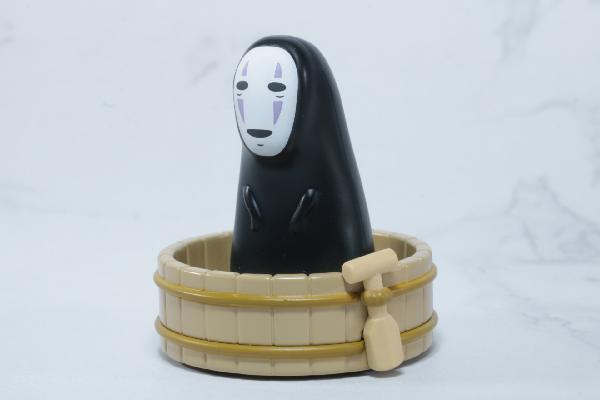 タライ舟に乗ったカオナシ