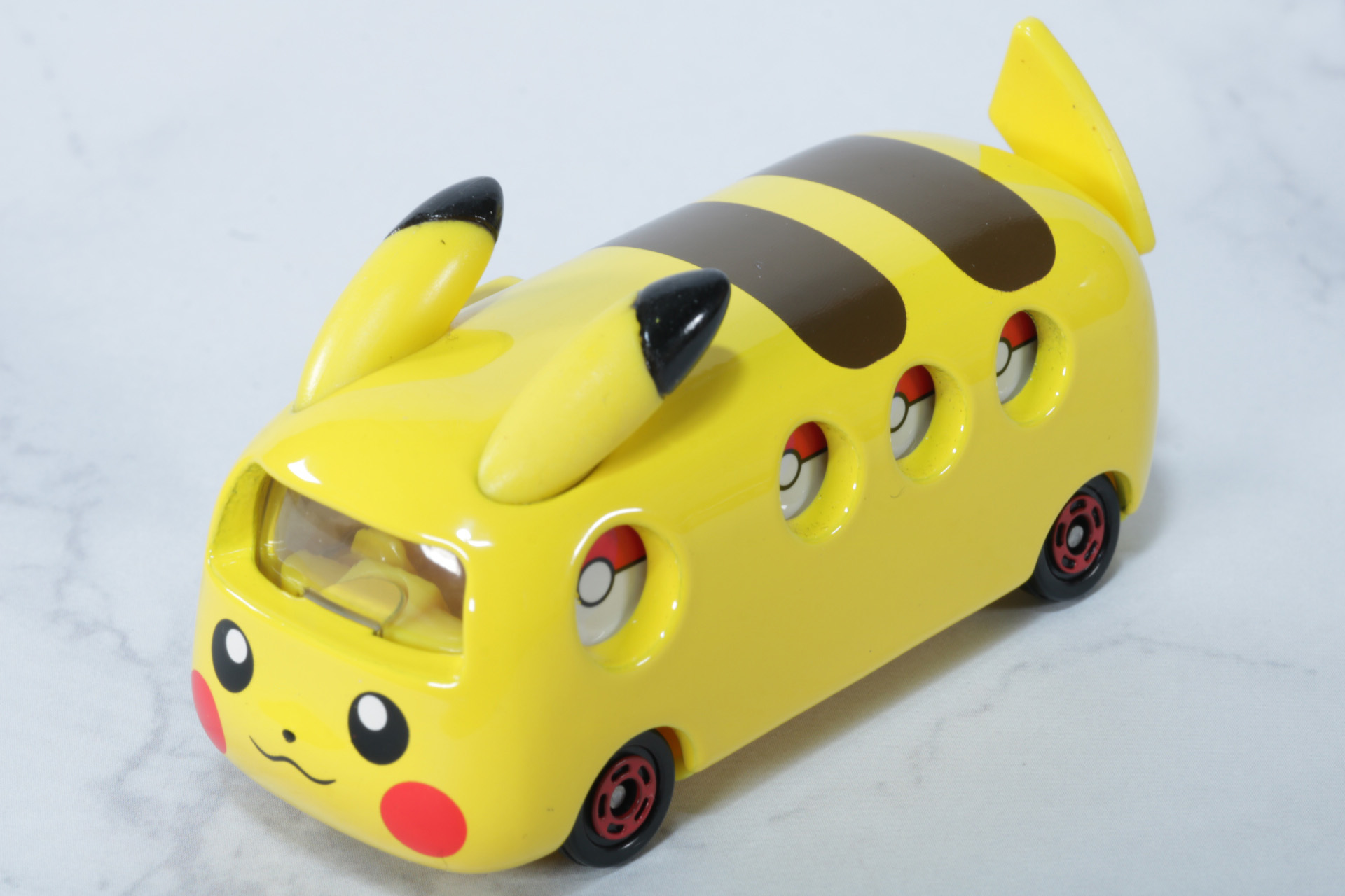 天面にはピカチュウの耳と模様を再現