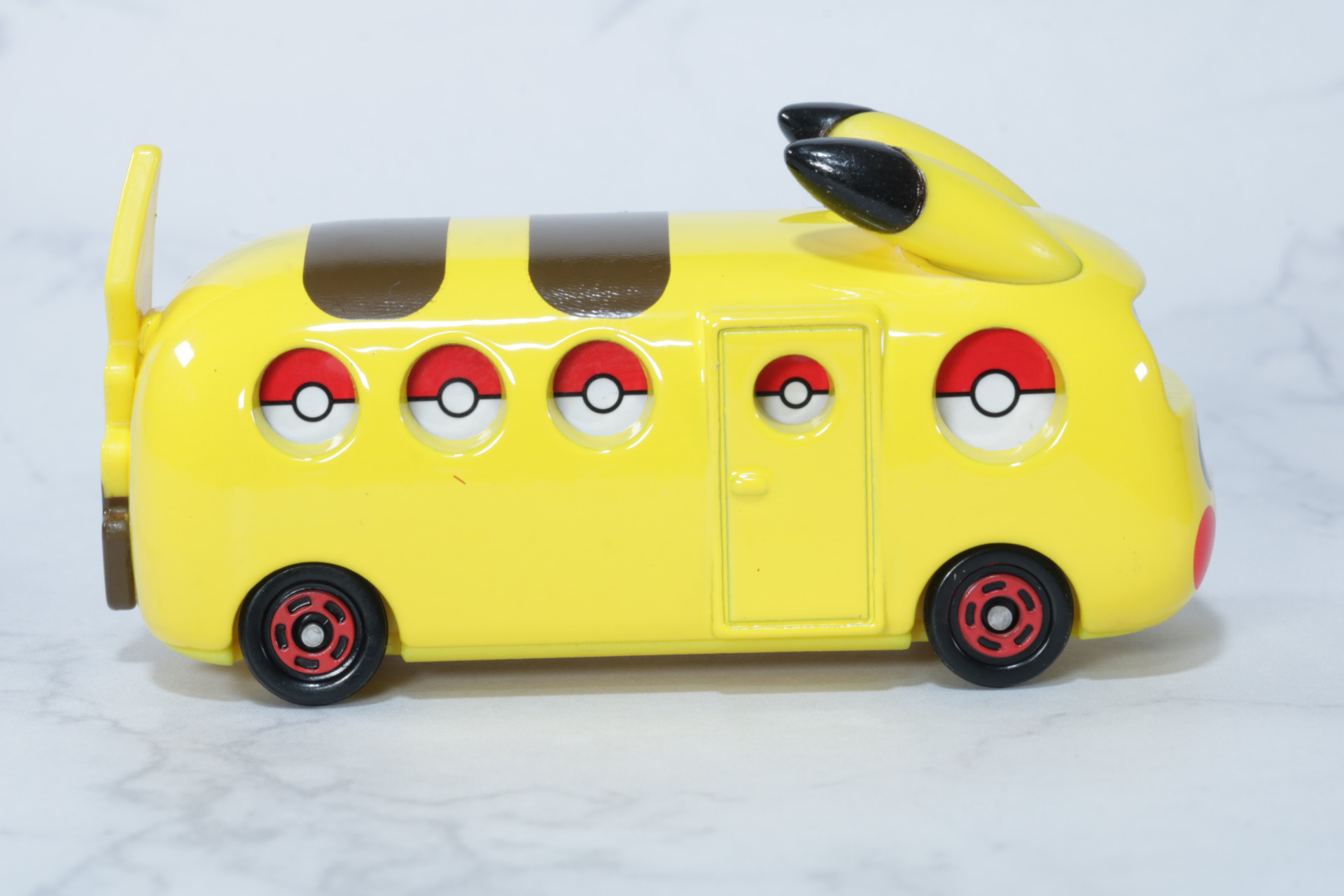 車体右側んはドア造形がある