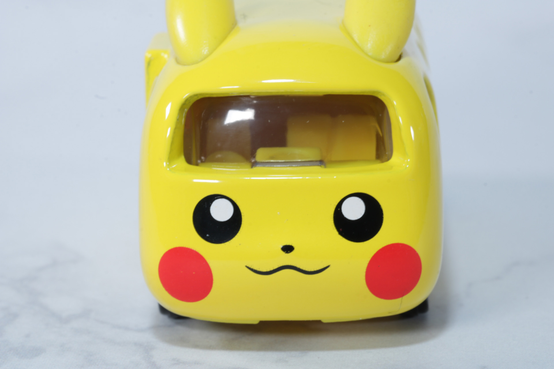 フロントはピカチュウの顔が再現され、もちっとした頬っぺたが表現されている
