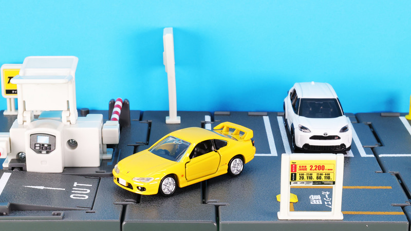 「No.102 トヨタ ヤリスクロス GR SPORT」通常仕様（ホワイト）、「トミカプレミアム 19 日産 シルビア（S15）」通常仕様（イエロー）