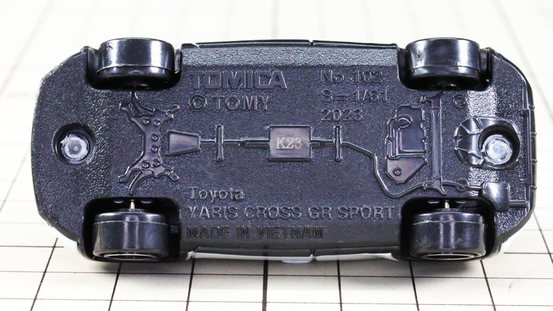 シャーシ：GRによって剛性を強化させる下面のブレース（棒）が2本見えます