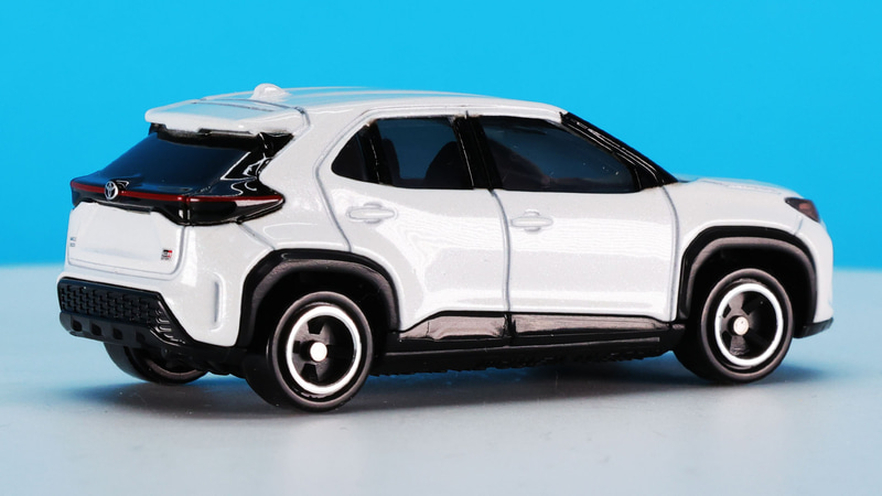 ドア下部やタイヤハウスのブラックアウトがSUVらしさを強調します