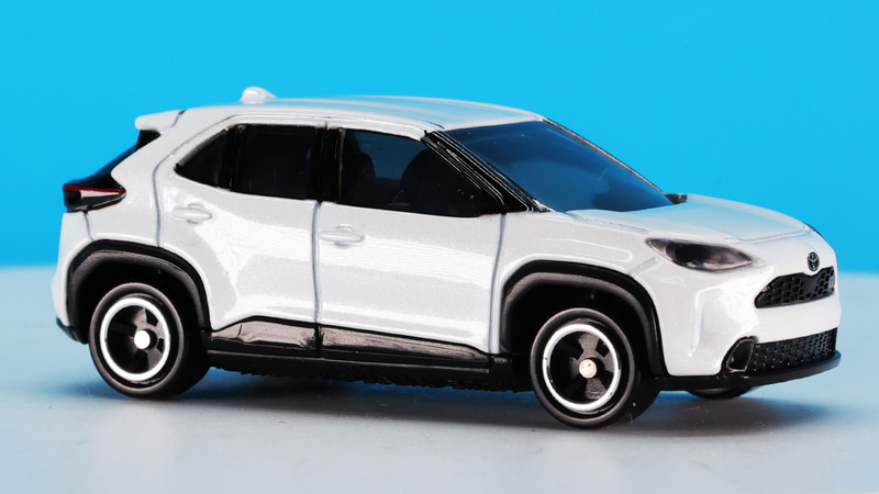 ドア下部やタイヤハウスのブラックアウトがSUVらしさを強調します