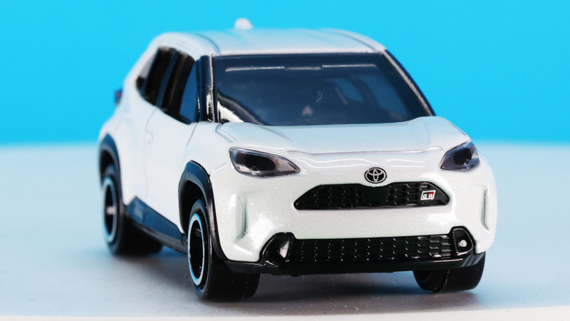 フロントのトヨタとGRロゴはプリントで再現！