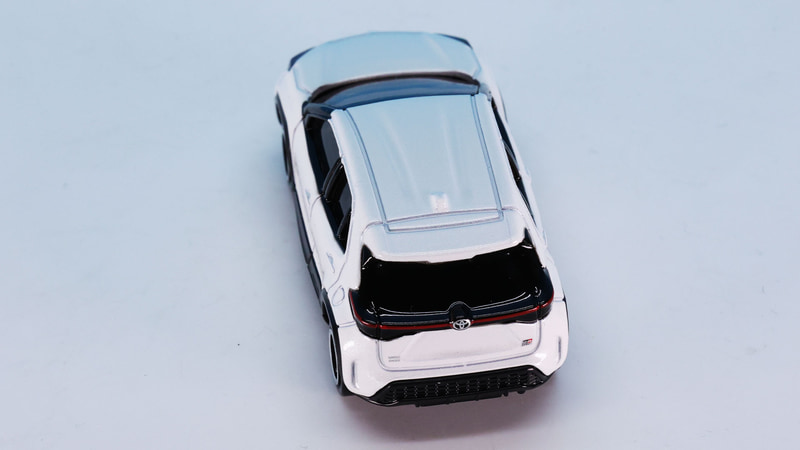 ルーフ後端のスポイラーも精度高く再現されています