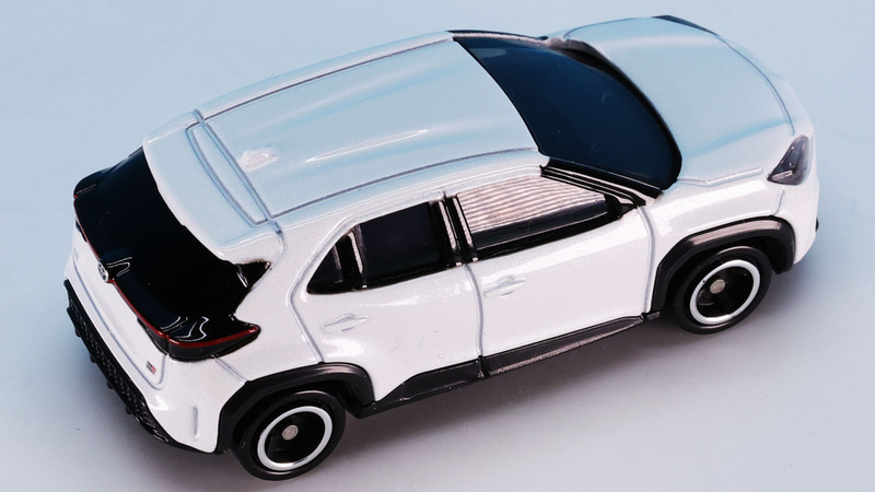 ルーフ後端のスポイラーも精度高く再現されています