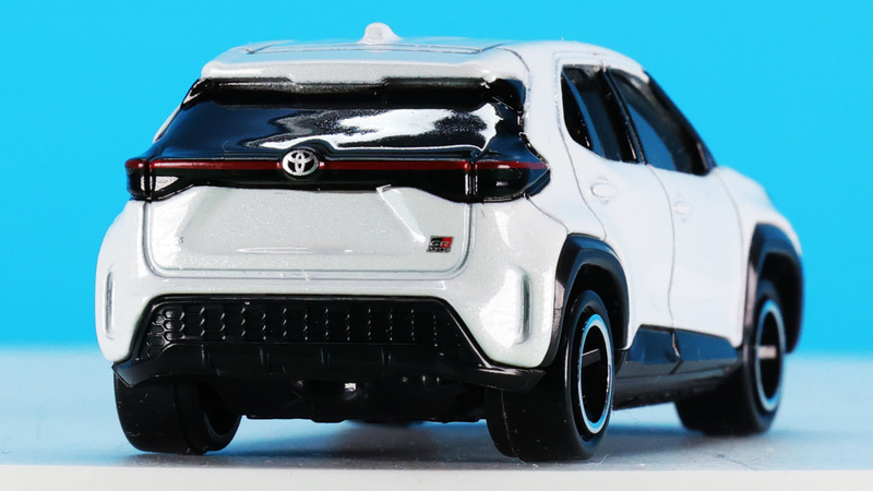 リアのコンビランプは左右をつなぐレッドのラインが再現されています