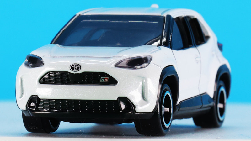 フロントのヘッドライトはクリアーパーツで表現！