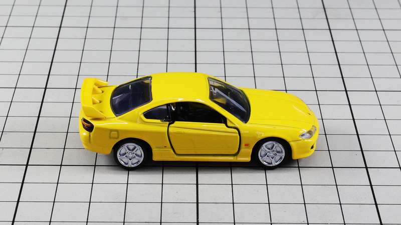 リア：巨大なリアウイングが迫力満点