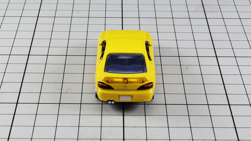 リア：巨大なリアウイングが迫力満点