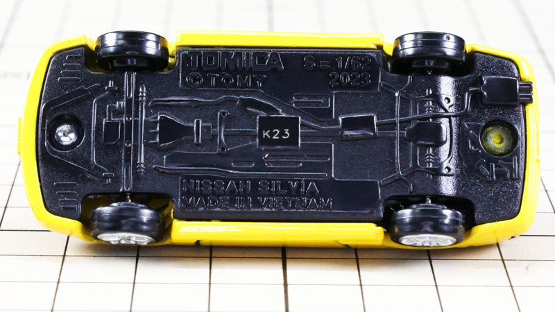 シャーシ：中央に走るドライブシャフトがFRレイアウトを示し、マフラーの配置が興味深い