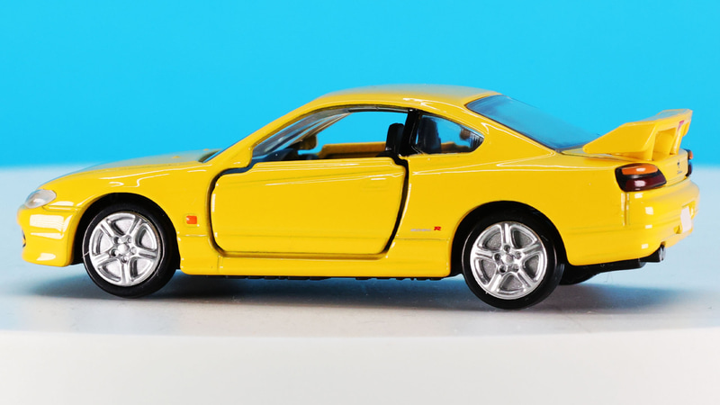 コンパクトでありながら伸びやかなクーペシルエットを描く